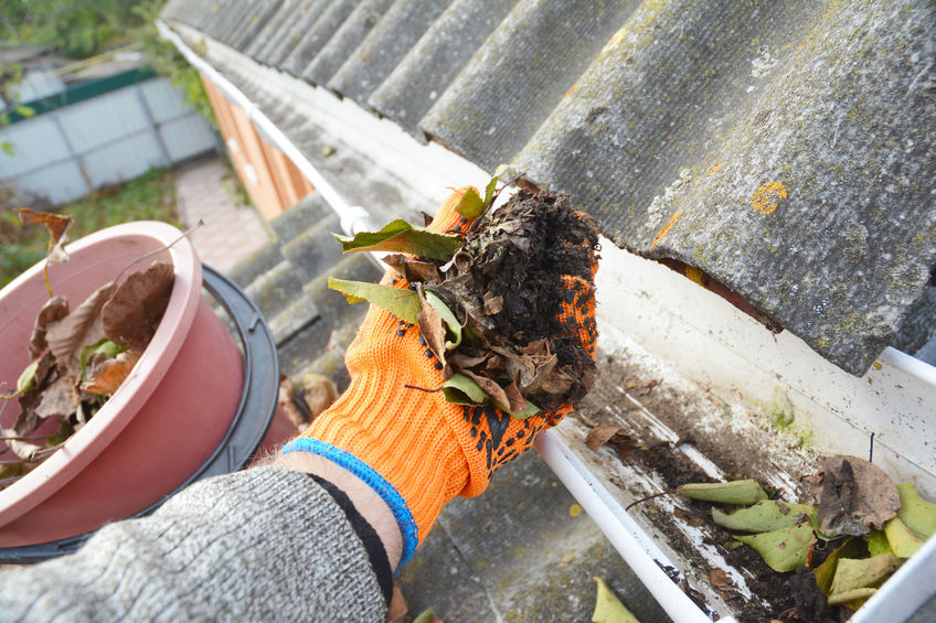 Cleaning clogged gutters